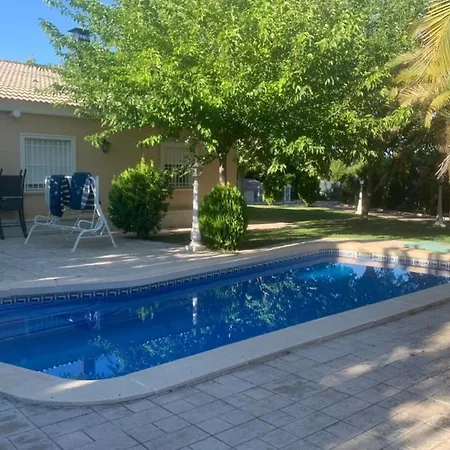 Con Amplios Espacios, Piscina Y Garaje Малага