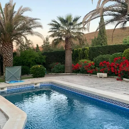 Con Amplios Espacios, Piscina Y Garaje Дом отдыха