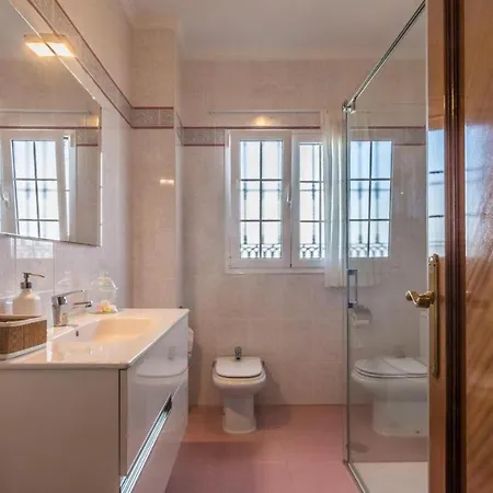 Дом отдыха Con Amplios Espacios, Piscina Y Garaje Малага