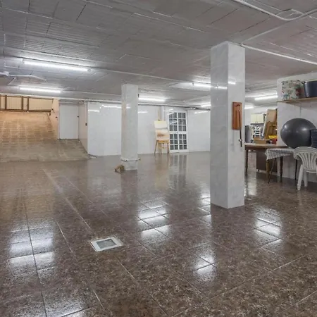 Дом отдыха Con Amplios Espacios, Piscina Y Garaje